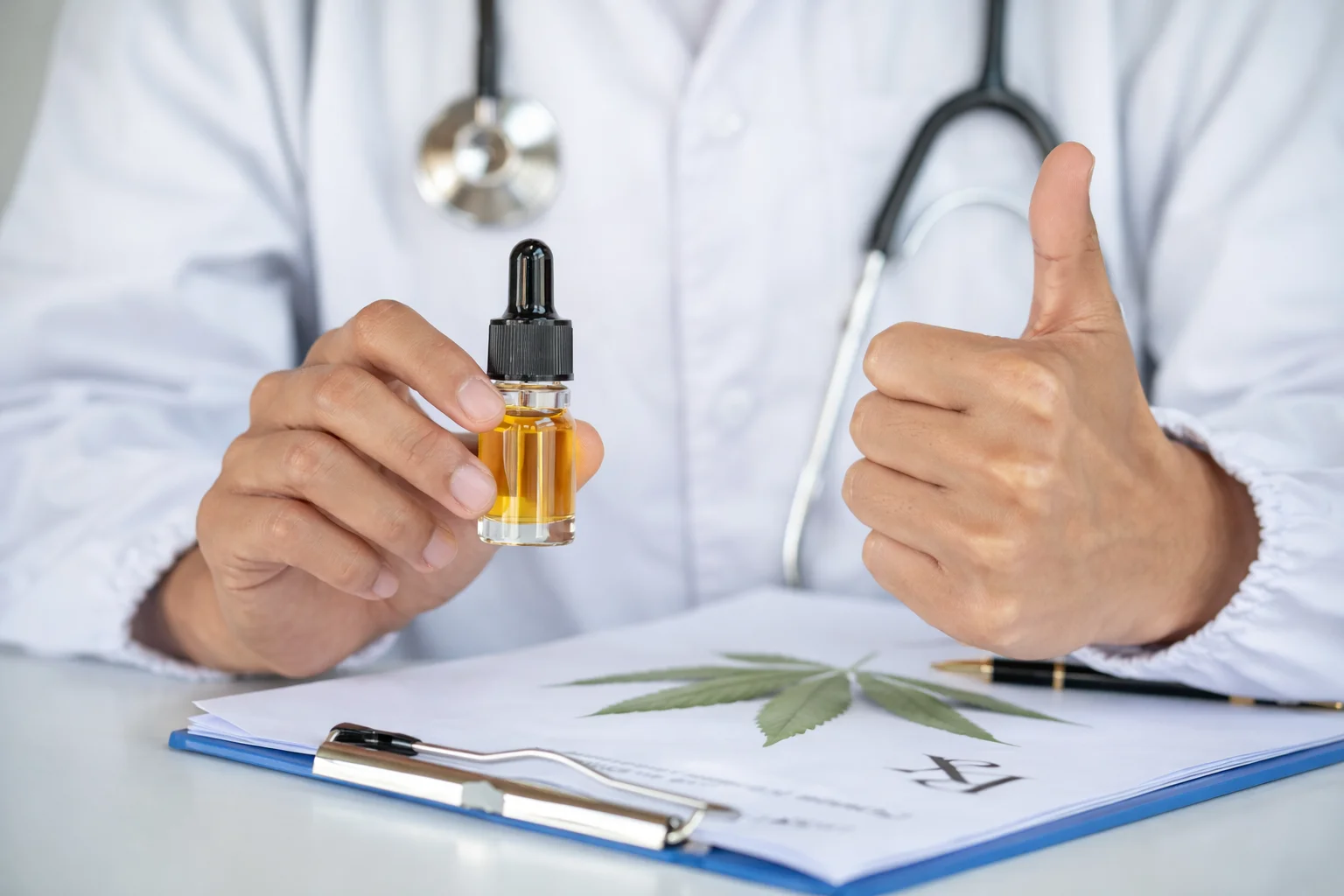 Profesional orientando sobre cannabis medicinal